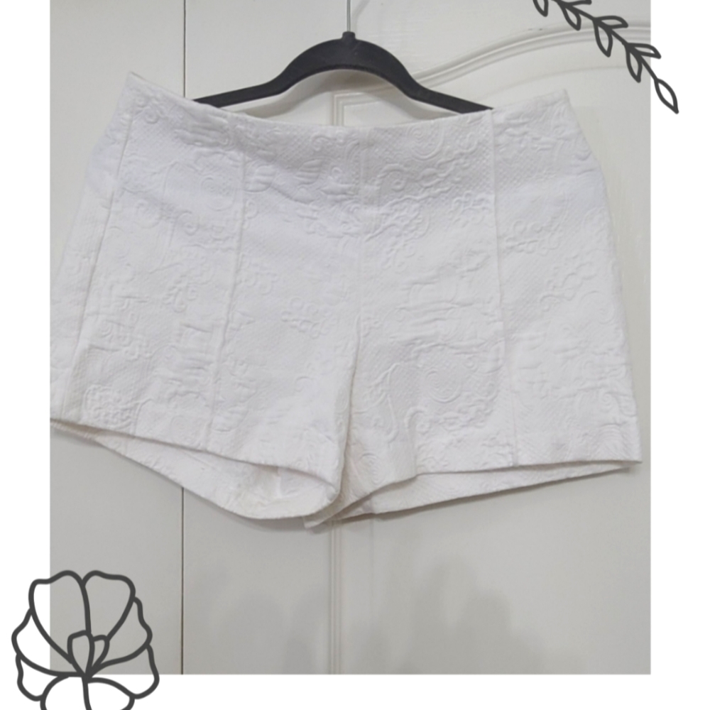 White lilly short